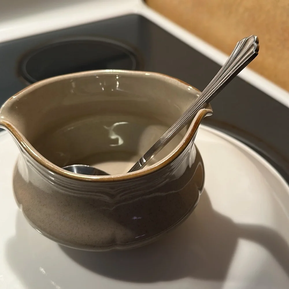 Gravy dish